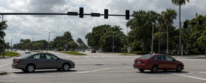 Traffic signal failure accident claim scene at a dark Florida intersection