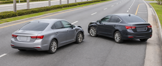 U-turn accident claim scene with two unbranded cars stopped on a Florida boulevard